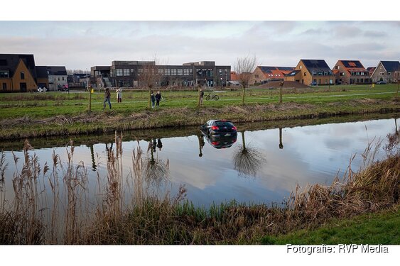 Auto belandt in de sloot in Heerhugowaard