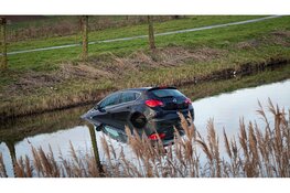 Auto belandt in de sloot in Heerhugowaard