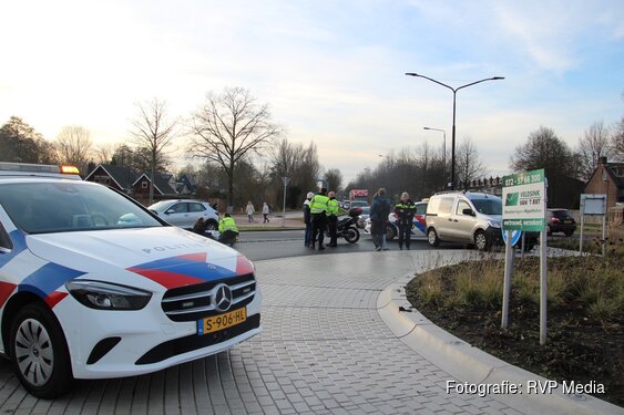 Motorrijder onderuit na aanrijding met bestelbus op rotonde in Heerhugowaard