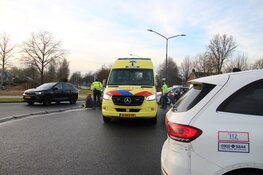 Motorrijder onderuit na aanrijding met bestelbus op rotonde in Heerhugowaard
