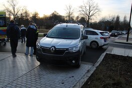 Motorrijder onderuit na aanrijding met bestelbus op rotonde in Heerhugowaard