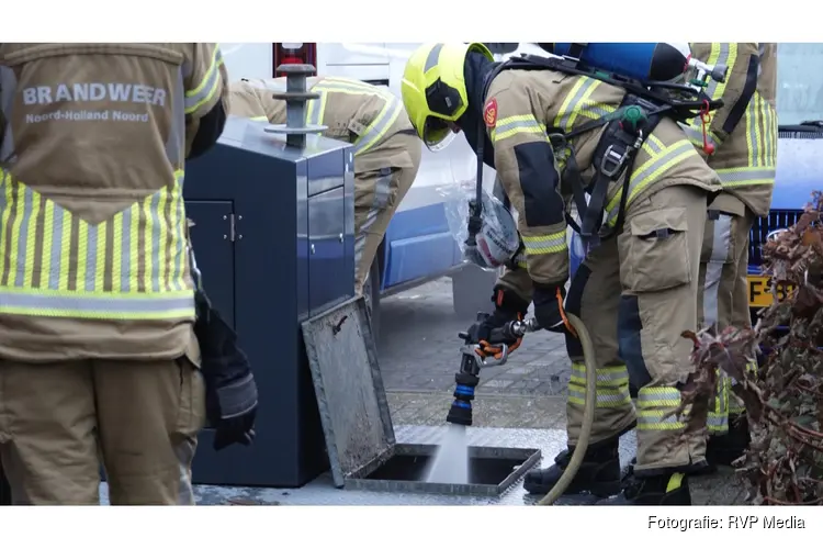 Bewoners blussen ondergrondse containerbrand