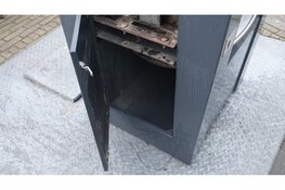 Bewoners blussen ondergrondse containerbrand