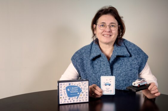 Tekenaar Esther Zijlstra zoekt testers voor kaartendeck dat gesprekken opent.