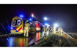 Grote zoekactie nadat auto in vaart belandt, zwaargewonde uit auto gehaald