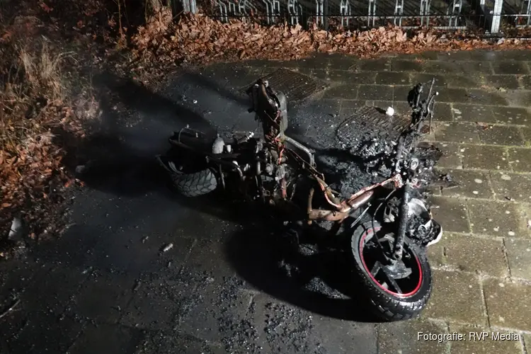 Scooter volledig verwoest door brand in Heerhugowaard
