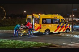 Scooterrijdster onderuit op rotonde Oosttangent