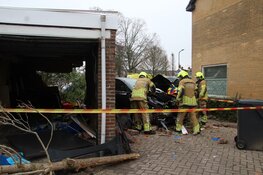 Tesla rijdt door muur van garagebox in Heerhugowaard