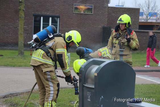 Brandweer blust brandje in ondergrondse afvalcontainer