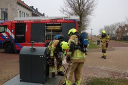 Brandweer blust brandje in ondergrondse afvalcontainer