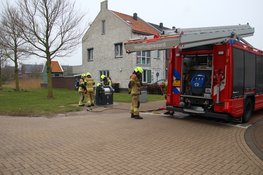 Brandweer blust brandje in ondergrondse afvalcontainer