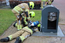 Brandweer blust brandje in ondergrondse afvalcontainer