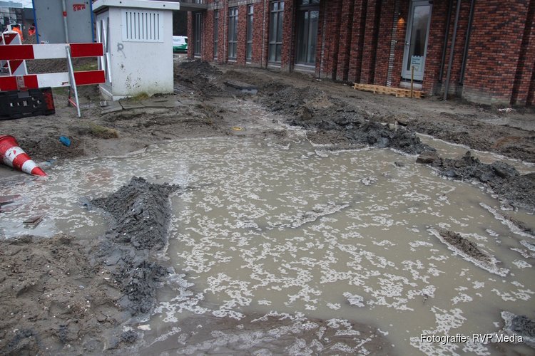 Graafmachine trekt waterleiding stuk bij nieuwe flat