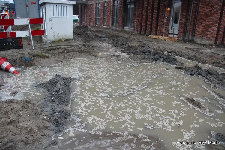 Graafmachine trekt waterleiding stuk bij nieuwe flat