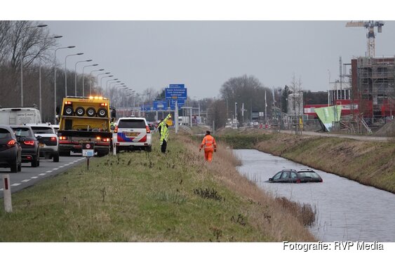 Auto belandt in sloot langs N242