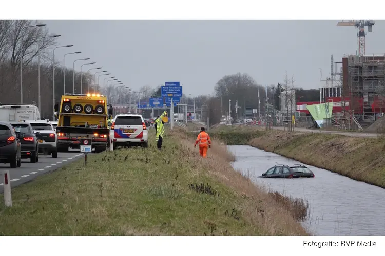 Auto belandt in sloot langs N242