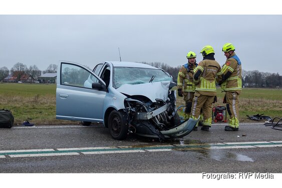 Persoon overleden na frontale botsing op N242