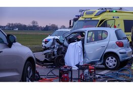 Persoon overleden na frontale botsing op N242
