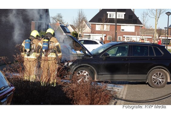 Auto vat vlam tijdens het rijden