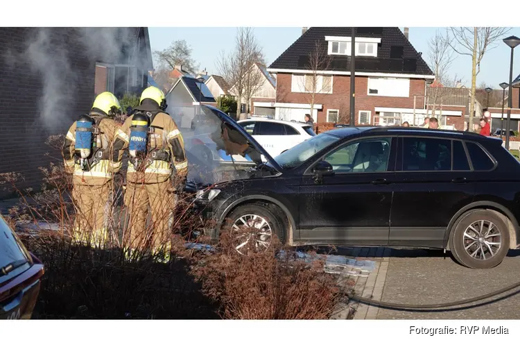 Auto vat vlam tijdens het rijden
