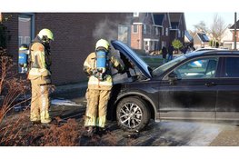 Auto vat vlam tijdens het rijden