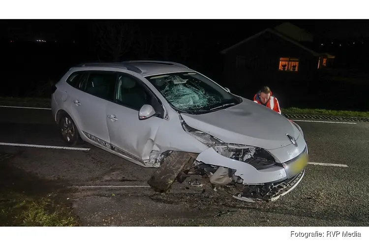 Auto zwaarbeschadigd na knal tegen brievenbus op dijk Obdam
