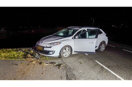 Auto zwaarbeschadigd na knal tegen brievenbus op dijk Obdam
