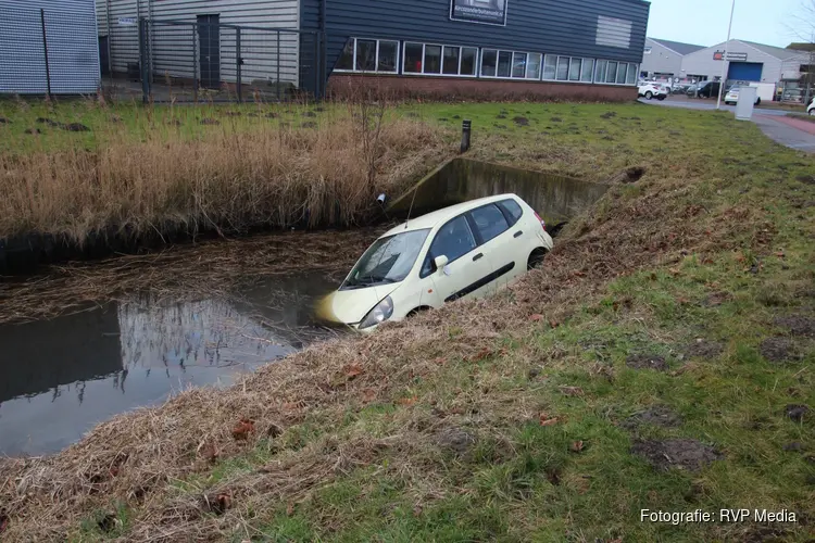 Auto te water in Heerhugowaard, hulpdiensten rukken massaal uit