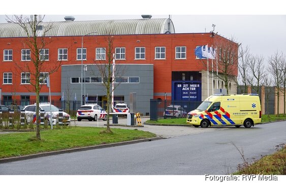 Gevangenisbewaarder in nek gestoken in gevangenis in Heerhugowaard