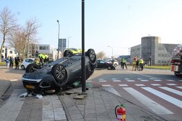 Auto belandt over de kop na botsing op kruising in Heerhugowaard