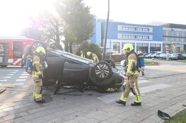 Auto belandt over de kop na botsing op kruising in Heerhugowaard