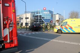 Auto belandt over de kop na botsing op kruising in Heerhugowaard