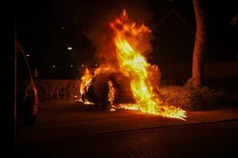 Auto door brand verwoest op parkeerplaats in Heerhugowaard