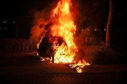 Auto door brand verwoest op parkeerplaats in Heerhugowaard