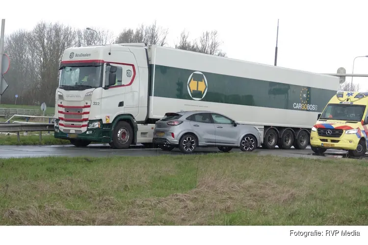 Automobilist komt in botsing met vrachtwagen op N245 bij Broek op Langedijk
