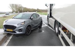 Automobilist komt in botsing met vrachtwagen op N245 bij Broek op Langedijk