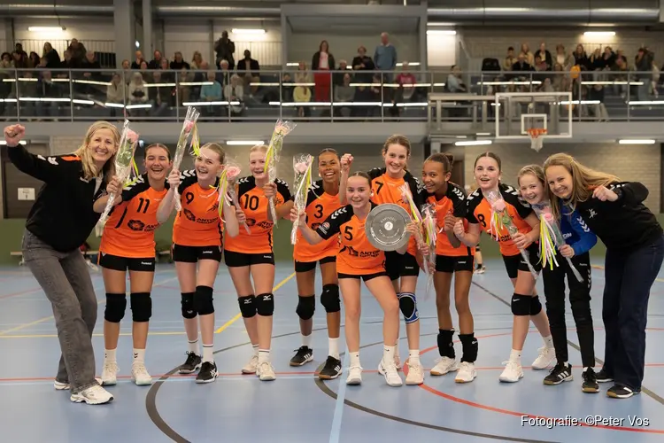 Meiden van KSV D1 vieren kampioenschap in stijl