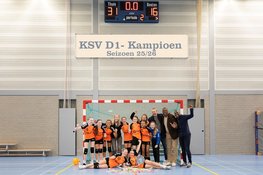 Meiden van KSV D1 vieren kampioenschap in stijl