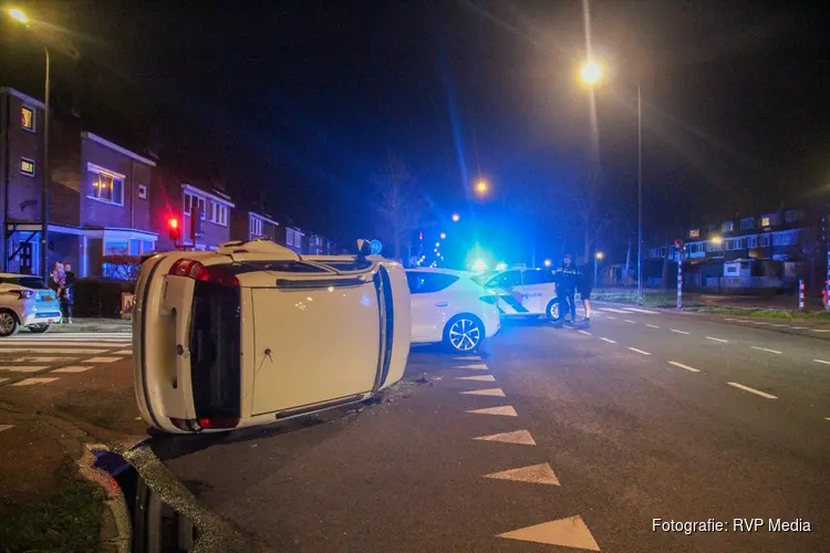 Auto kantelt na botsing met andere auto op kruising Heerhugowaard