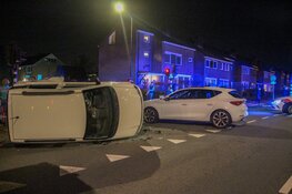 Auto kantelt na botsing met andere auto op kruising Heerhugowaard