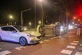 Auto kantelt na botsing met andere auto op kruising Heerhugowaard