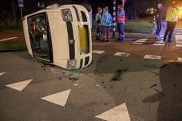 Auto kantelt na botsing met andere auto op kruising Heerhugowaard