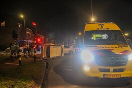 Auto kantelt na botsing met andere auto op kruising Heerhugowaard