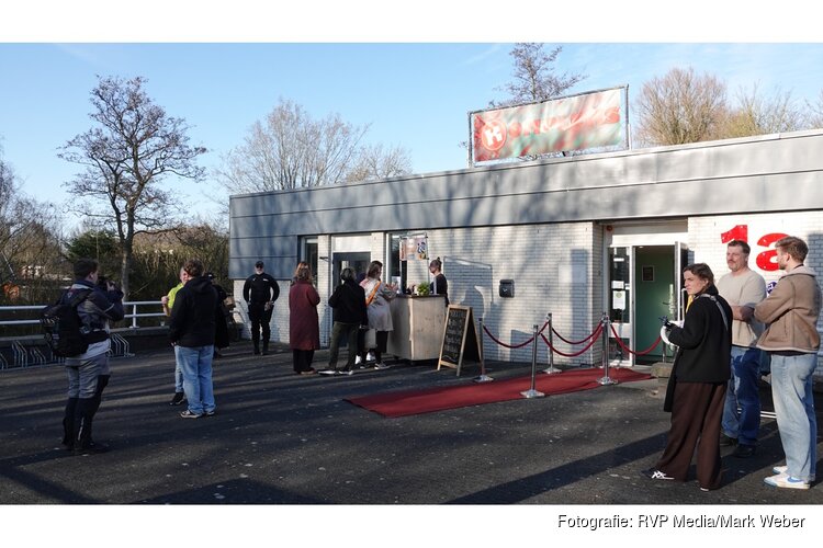 VIP-ontvangst voor jonge stemmers in Heerhugowaard: rode loper, mocktails en kans op rit in Ferrari