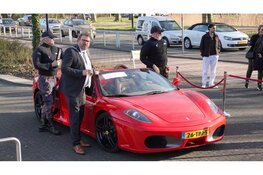 VIP-ontvangst voor jonge stemmers in Heerhugowaard: rode loper, mocktails en kans op rit in Ferrari