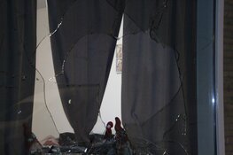 Voorruit woning in Heerhugowaard vernield, politie zoekt twee verdachten via Burgernet