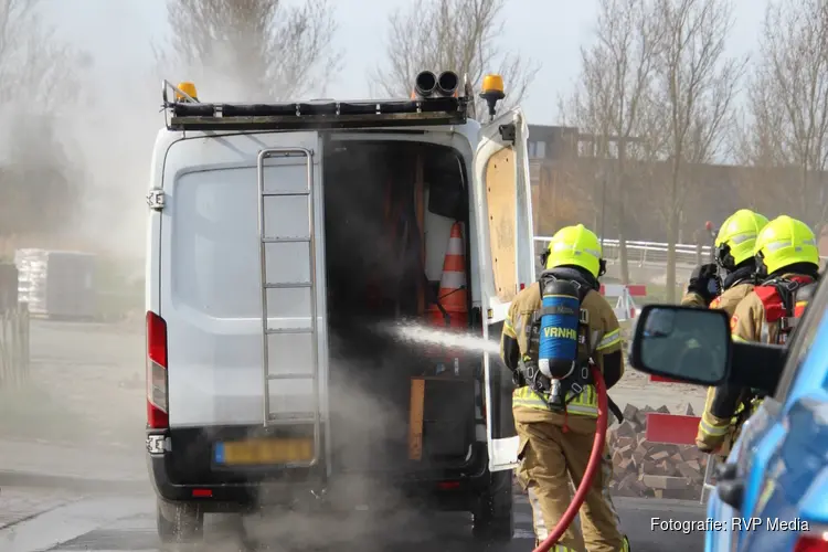 Bestelbus in lichterlaaie op Heerhugowaardse parkeerplaats