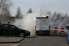 Bestelbus in lichterlaaie op Heerhugowaardse parkeerplaats