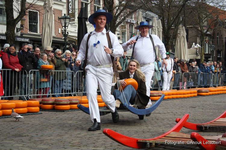 Eerste Alkmaarse Kaasmarkt van het seizoen geopend door Irene Schouten