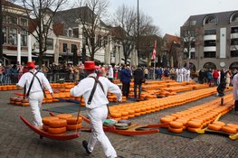 Eerste Alkmaarse Kaasmarkt van het seizoen geopend door Irene Schouten